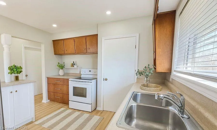 37 Kingslea Drive, #UPPER