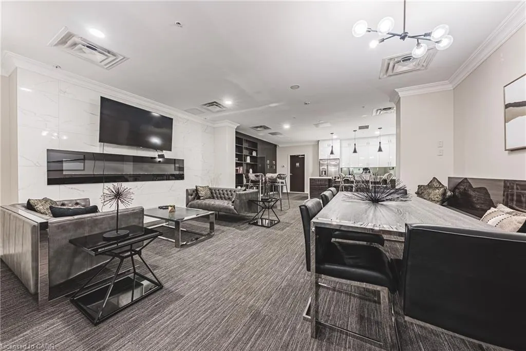 118 King Street E, #819