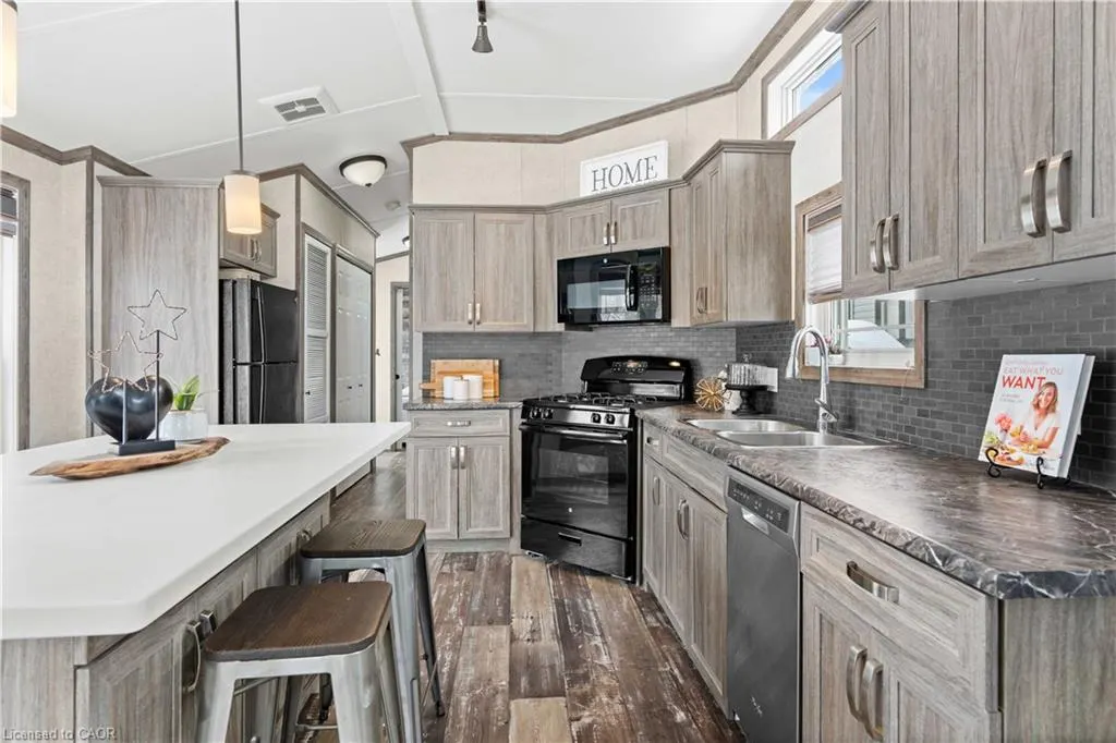 4449 Milburough Line, #10 Oak St.