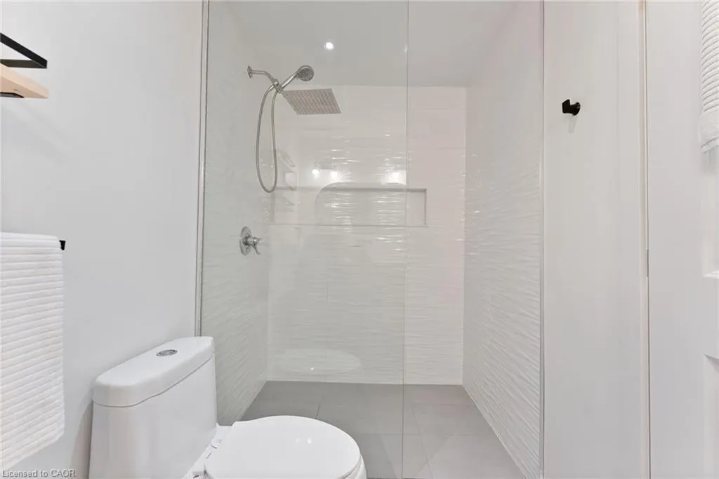 23 Macaulay Street W, #2