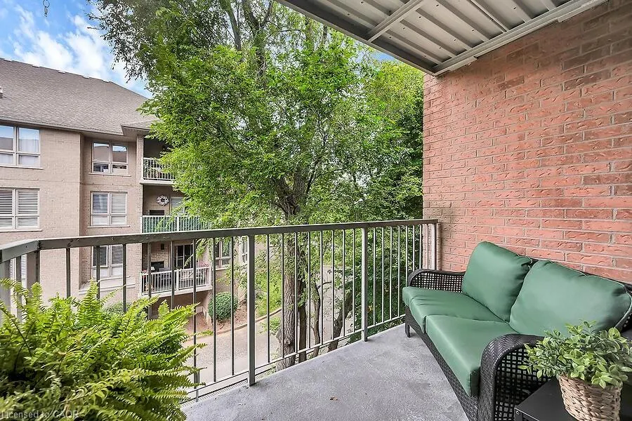 6 Niagara Street, #204