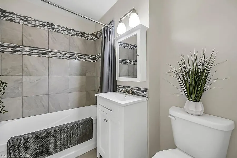 6 Niagara Street, #204