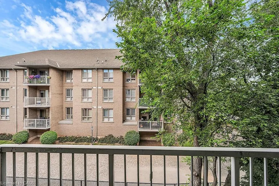 6 Niagara Street, #204
