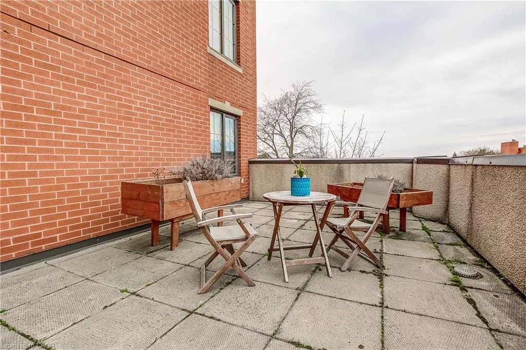 47 Caroline Street N, #404