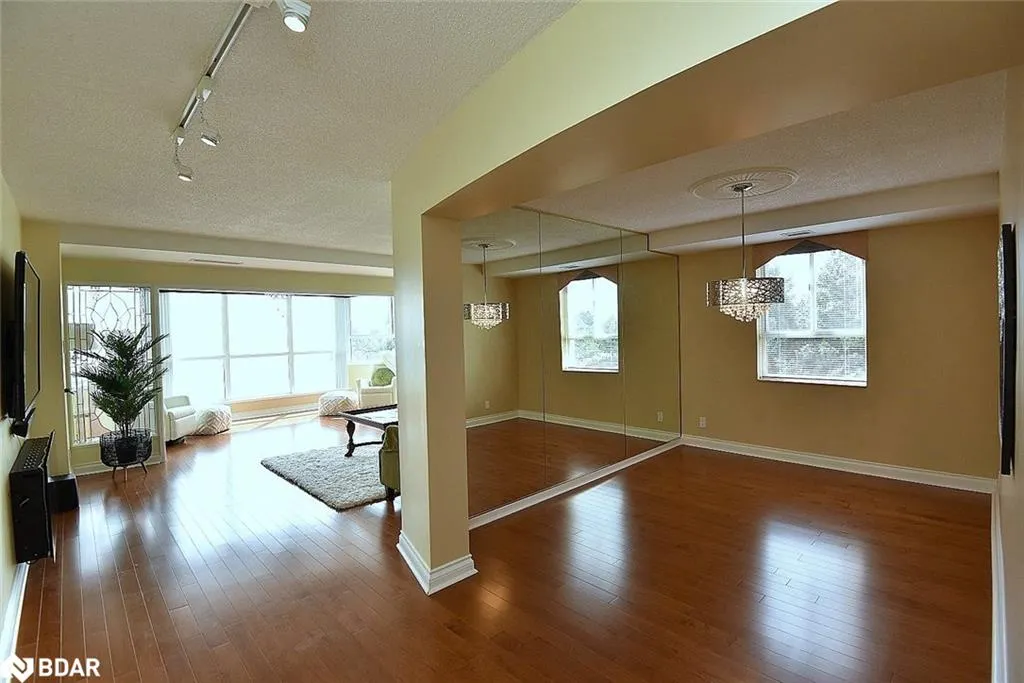 5280 Lakeshore Road, #404