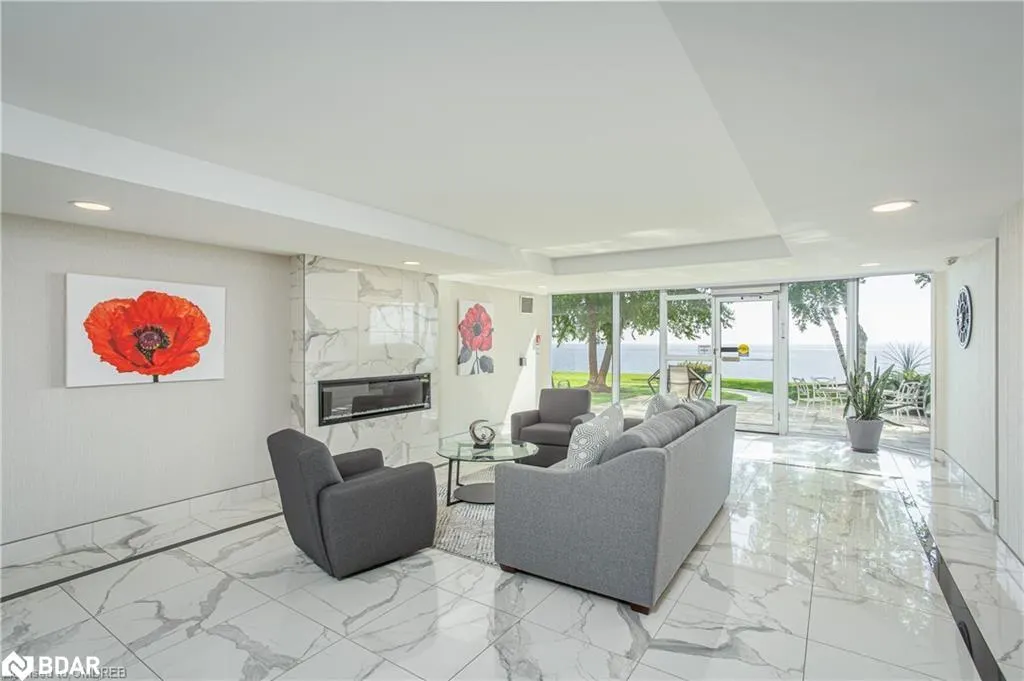5280 Lakeshore Road, #404