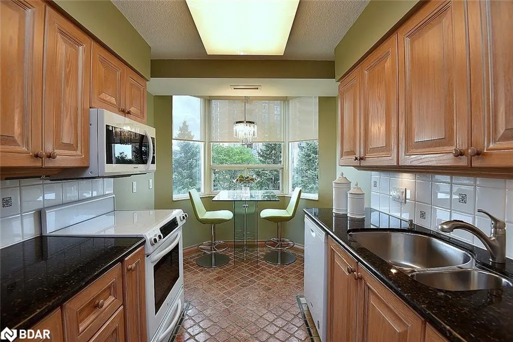 5280 Lakeshore Road, #404