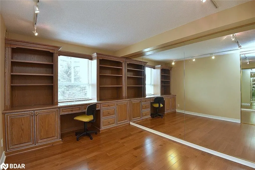5280 Lakeshore Road, #404