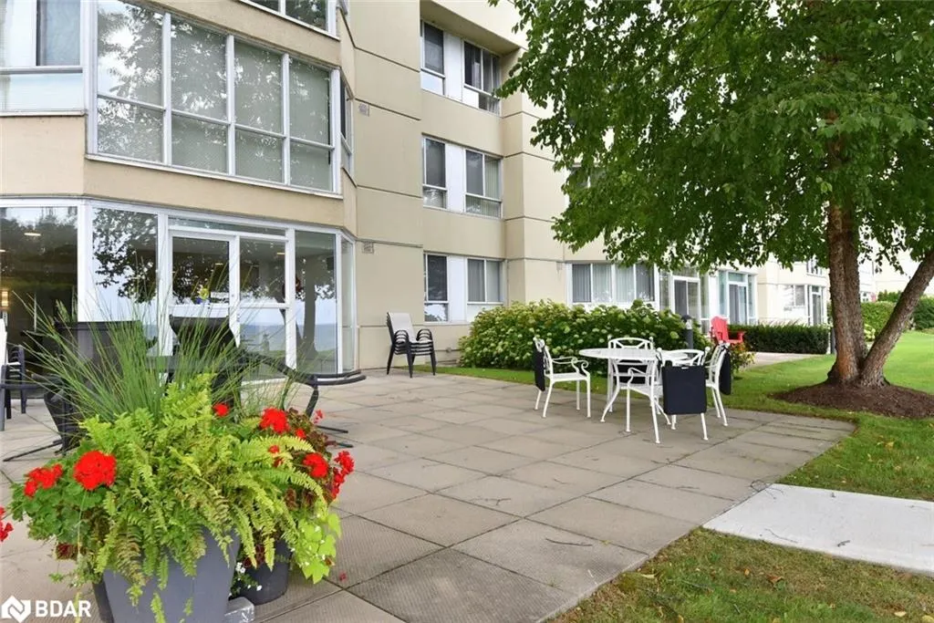 5280 Lakeshore Road, #404