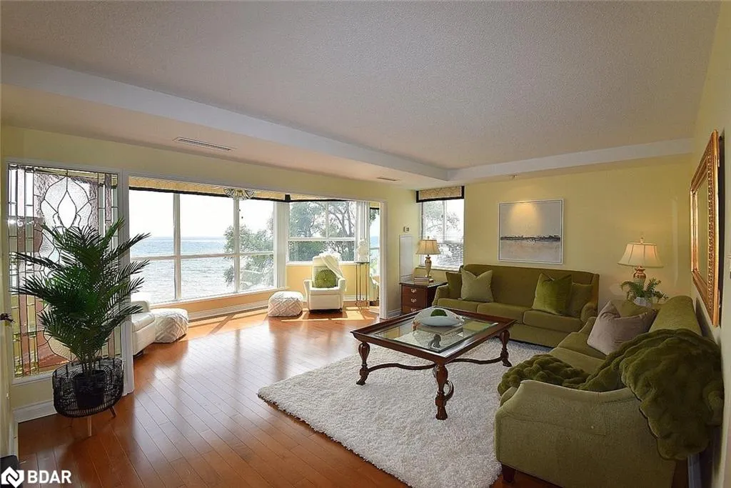 5280 Lakeshore Road, #404