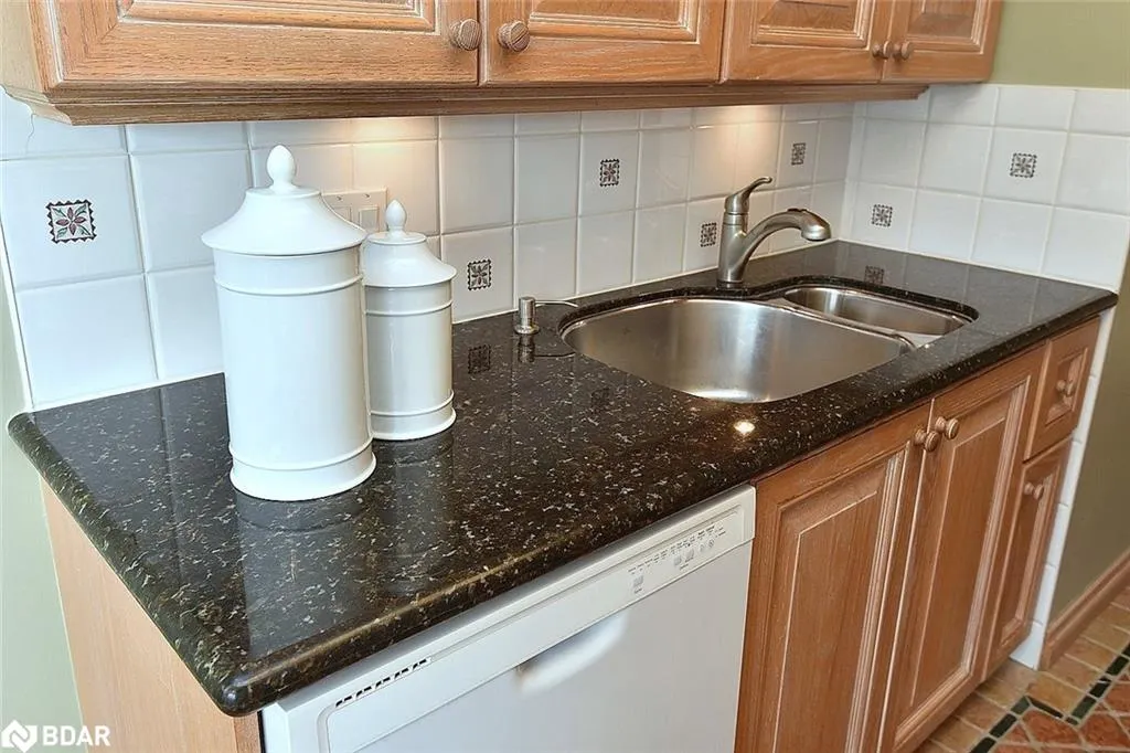 5280 Lakeshore Road, #404