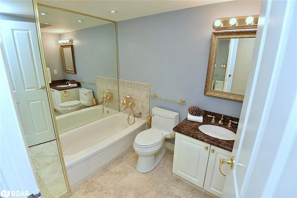 5280 Lakeshore Road, #404