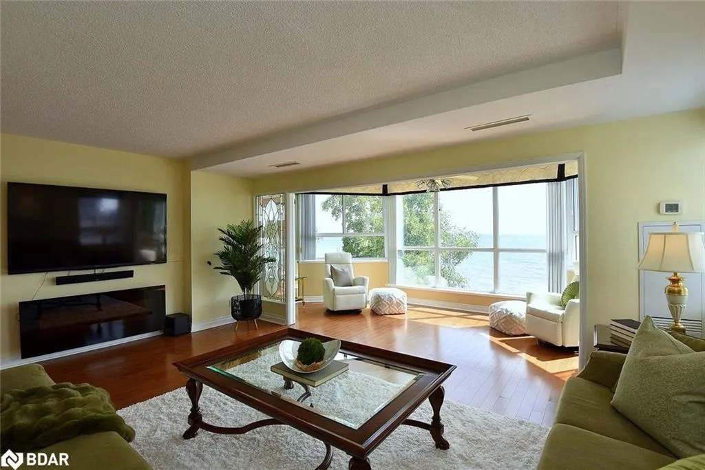 5280 Lakeshore Road, #404