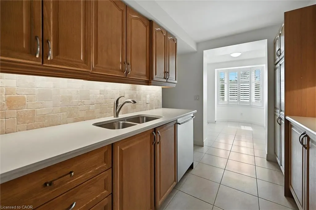 990 Golf Links Road, #204