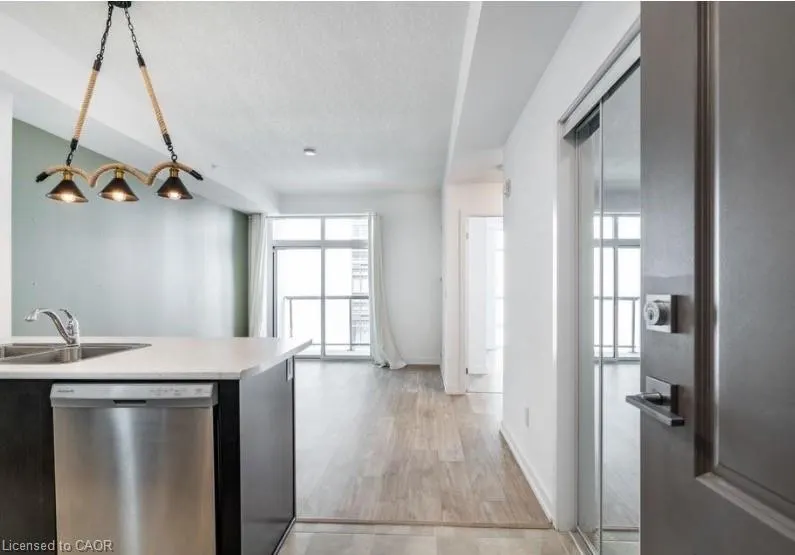 81 Robinson Street, #503