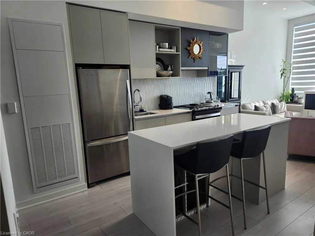 395 Dundas Street West Street, #114