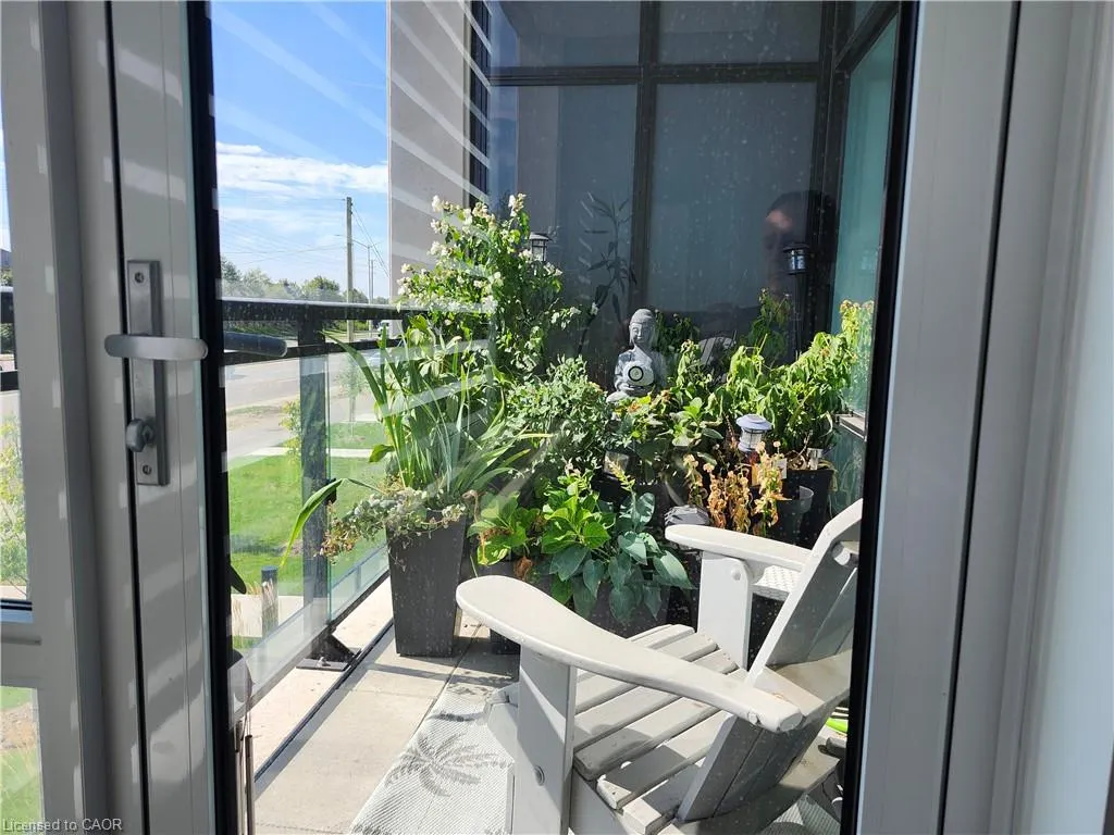 395 Dundas Street West Street, #114