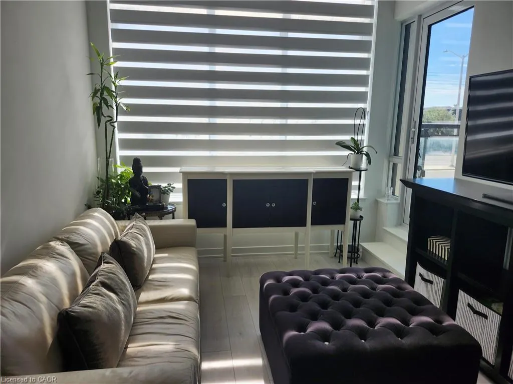 395 Dundas Street West Street, #114