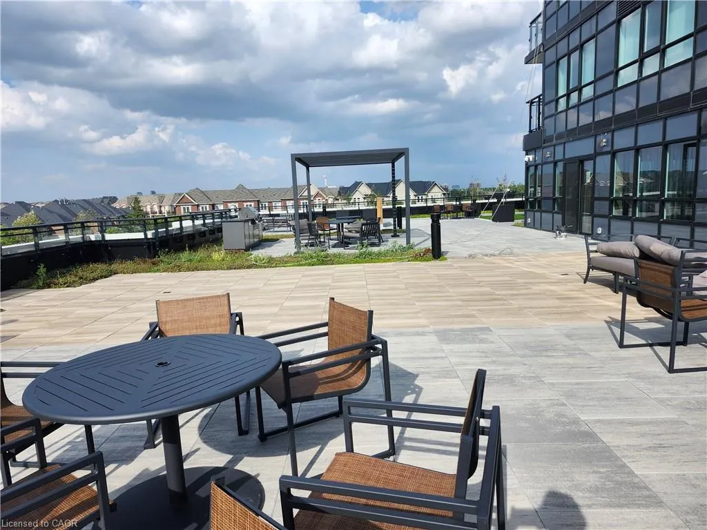 395 Dundas Street W, #114