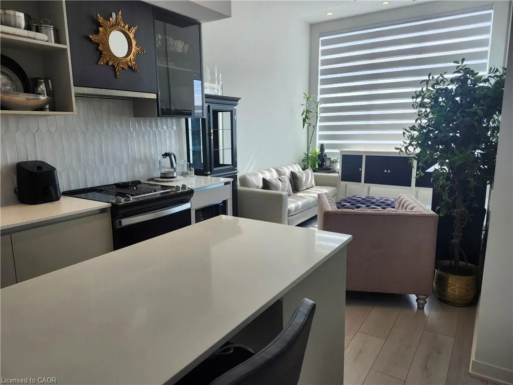 395 Dundas Street West Street, #114
