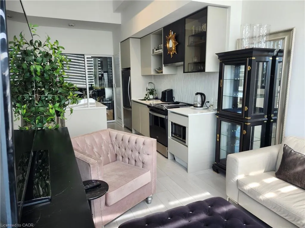 395 Dundas Street West Street, #114