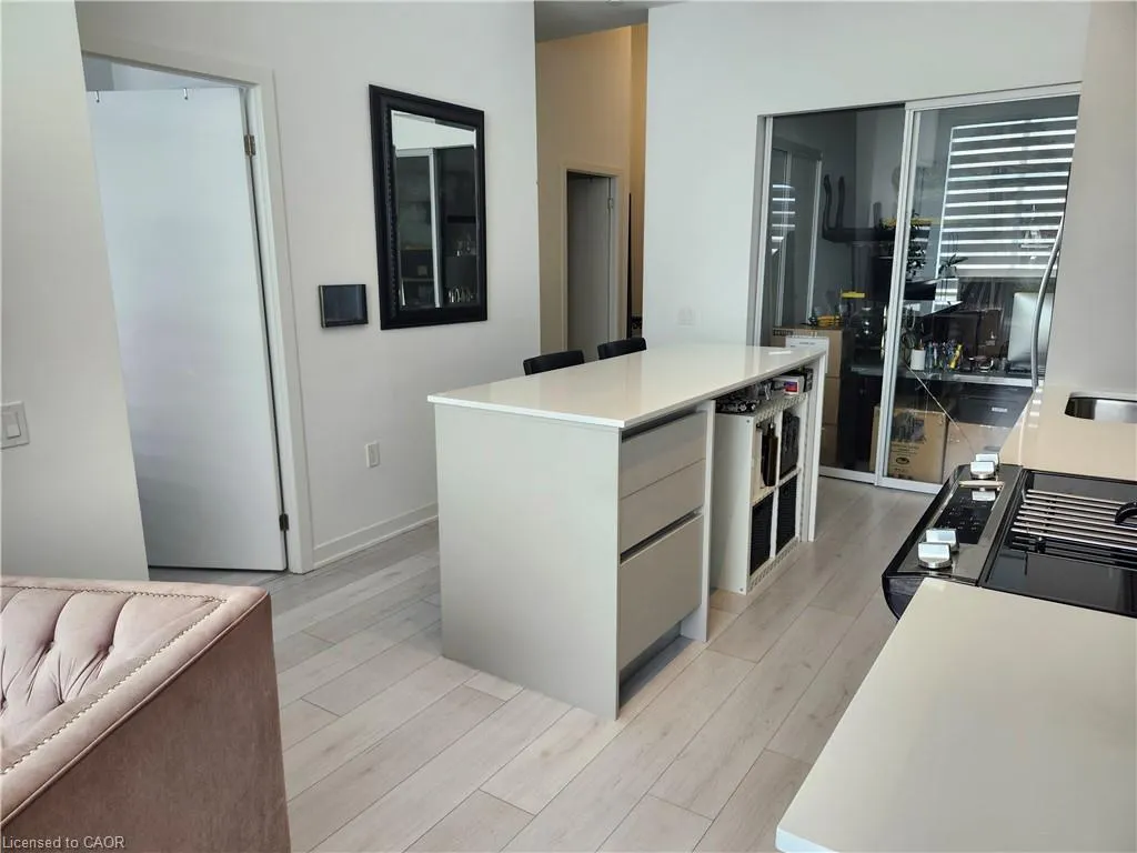 395 Dundas Street West Street, #114