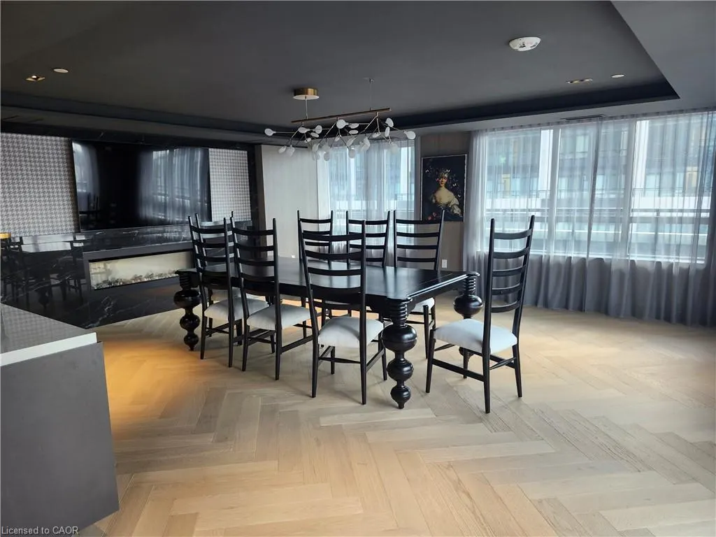 395 Dundas Street West Street, #114
