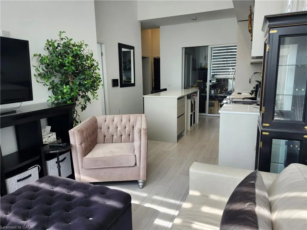 395 Dundas Street West Street, #114