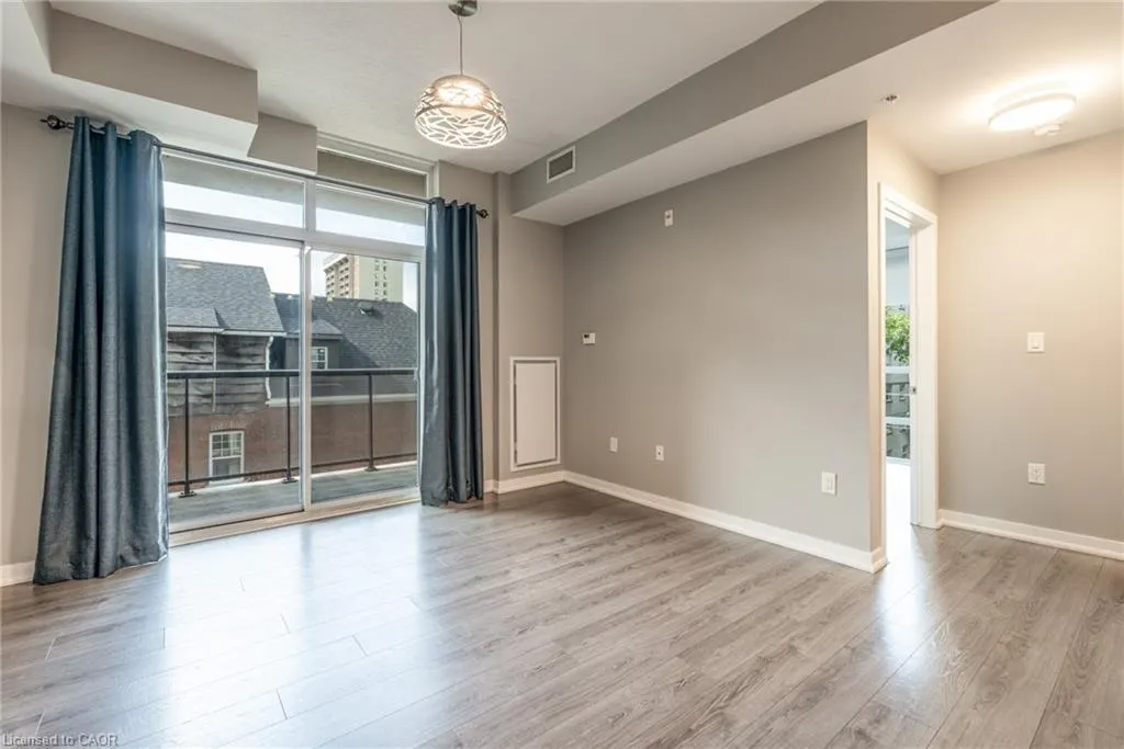 85 Robinson Street, #304