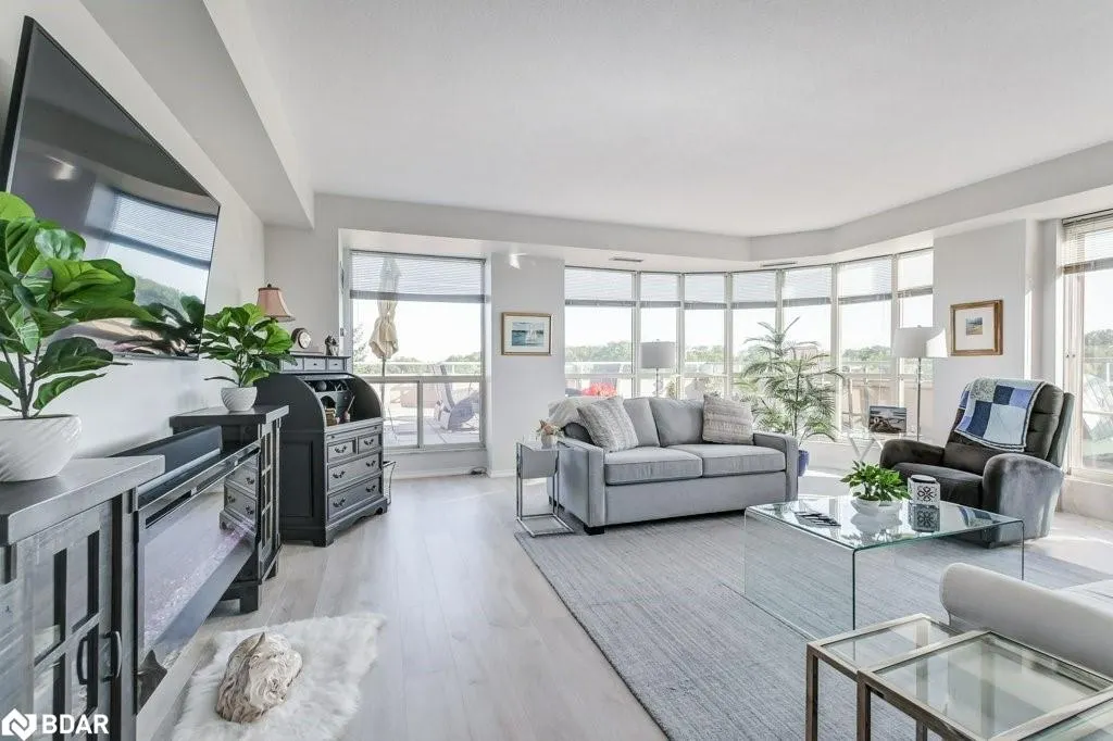 2511 Lakeshore Road W, #519