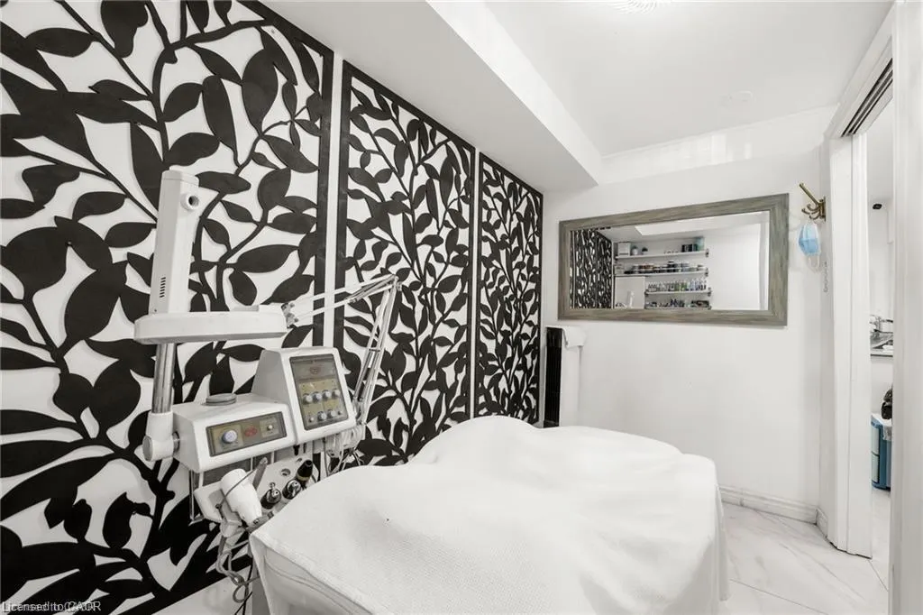 559 Lakeshore Road E