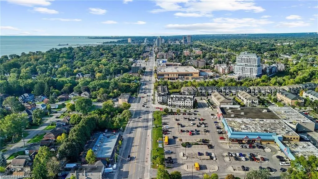 559 Lakeshore Road E