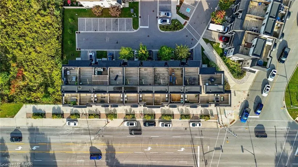 559 Lakeshore Road E