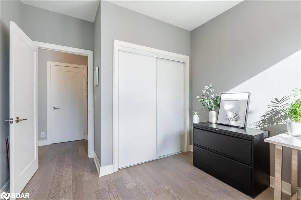 1575 Lakeshore Road West Road W, #105