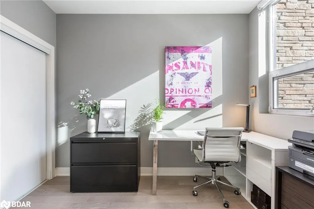 1575 Lakeshore Road West Road W, #105