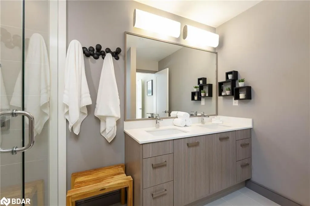 1575 Lakeshore Road West Road W, #105