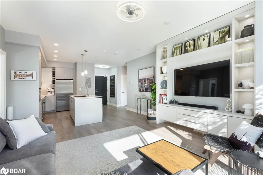 1575 Lakeshore Road West Road W, #105
