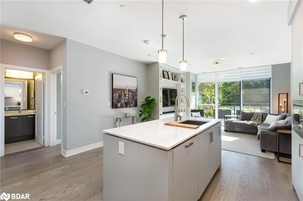 1575 Lakeshore Road West Road W, #105
