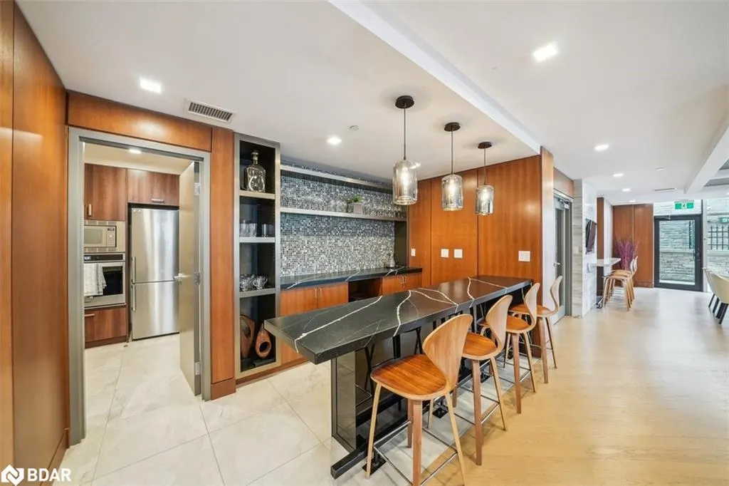 1575 Lakeshore Road West Road W, #105