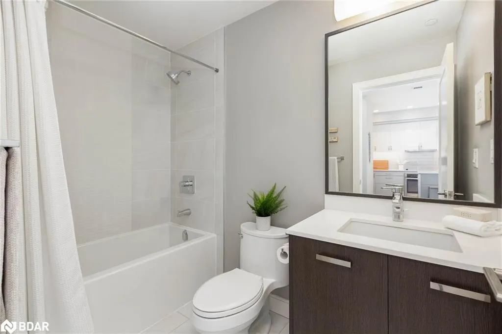 1575 Lakeshore Road West Road W, #105