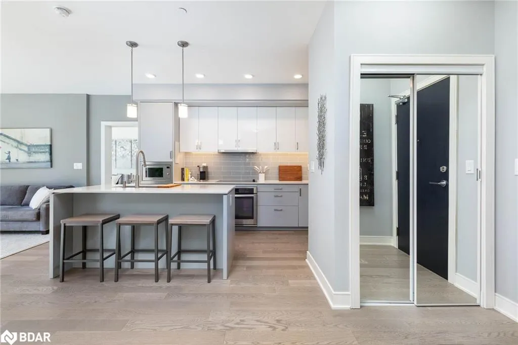 1575 Lakeshore Road West Road W, #105