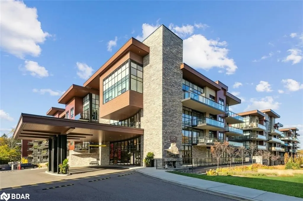 1575 Lakeshore Road West Road W, #105