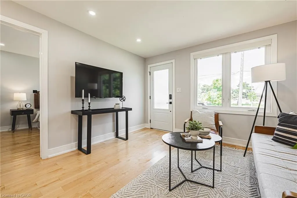 2016 Barton Street E