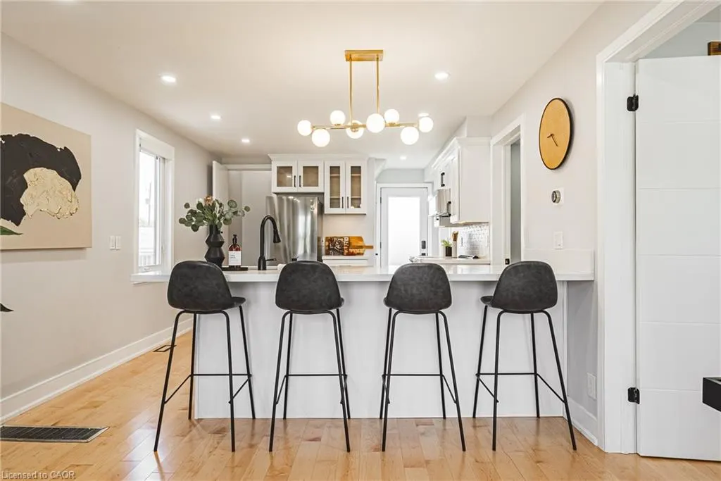 2016 Barton Street E