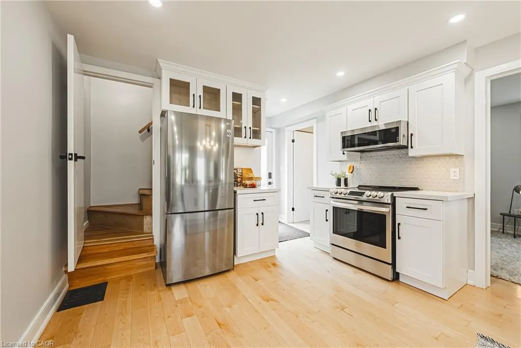 2016 Barton Street E