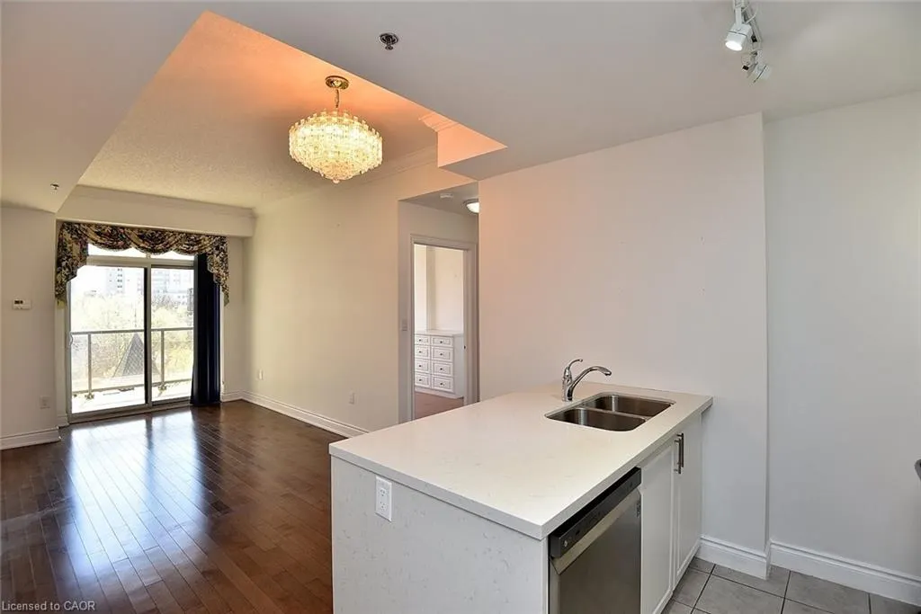 90 Charlton Avenue W, #604