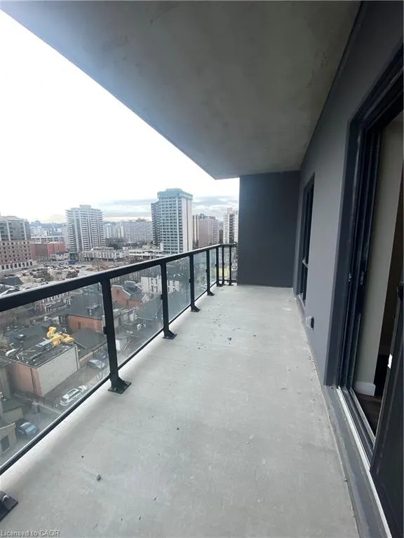 15 Queen Street S, #913