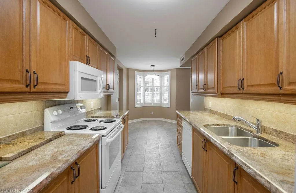 990 Golf Links Road, #202