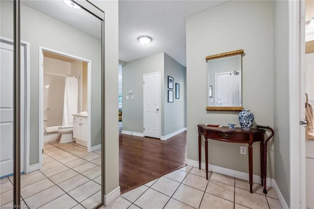 60 Wyndham Street, #206