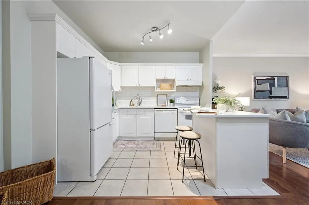 60 Wyndham Street, #206